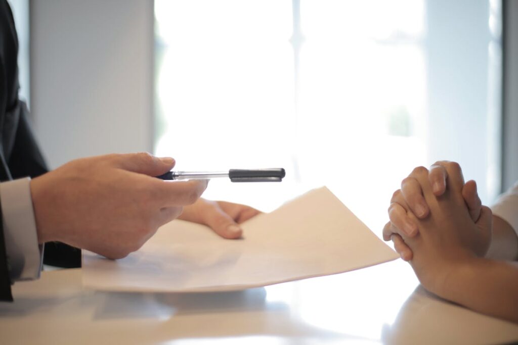 Notitieblok met businessplan en pen