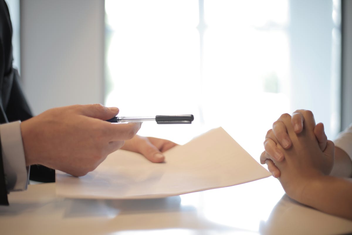 Notitieblok met businessplan en pen